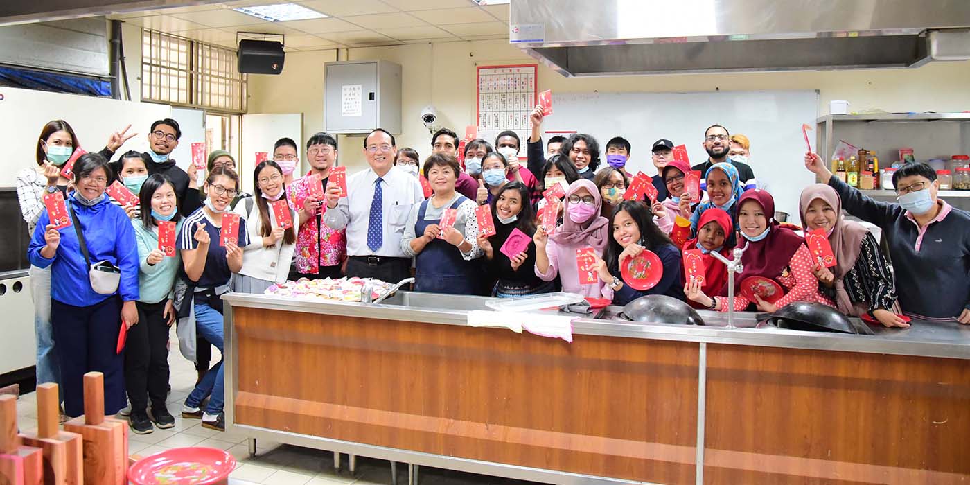 Red Tortoise Cake Means Spring Festival Fun for International Students