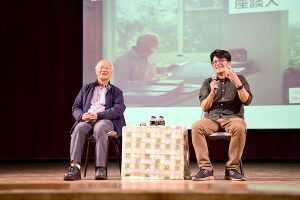 Poet and Alumnus Wu-Sheng Talks with Students on Writing