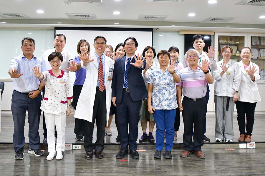 NPUST Aquaculture Department Develops Natural Algae Health Product, Donates to Medical Staff at Pingtung Hospital