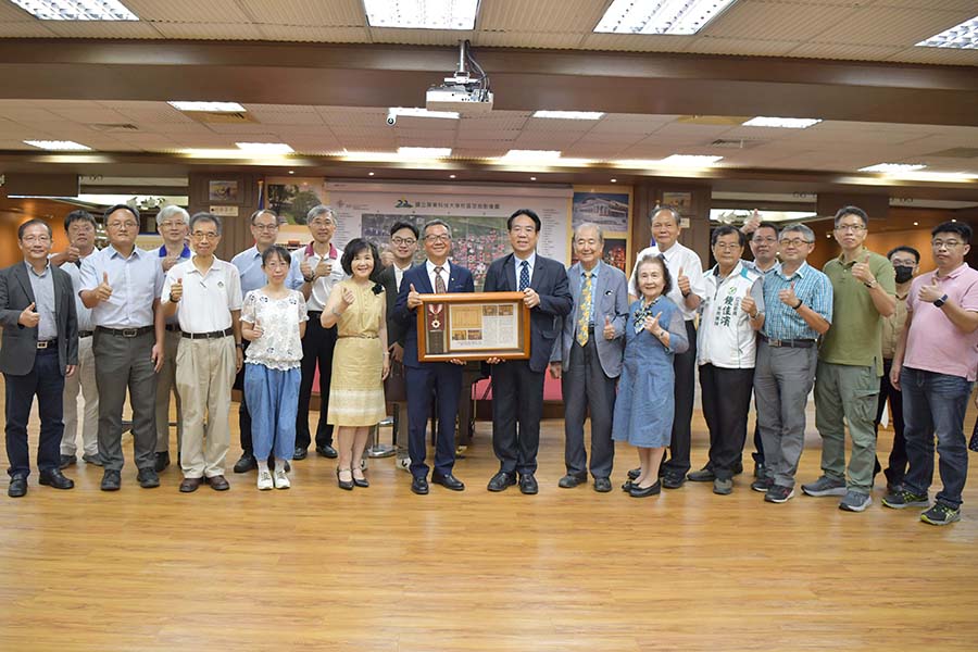 NPUST Emeritus Professor Cheh-Shyh Ting Donates the “Rising Sun Medal” to His Alma Mater