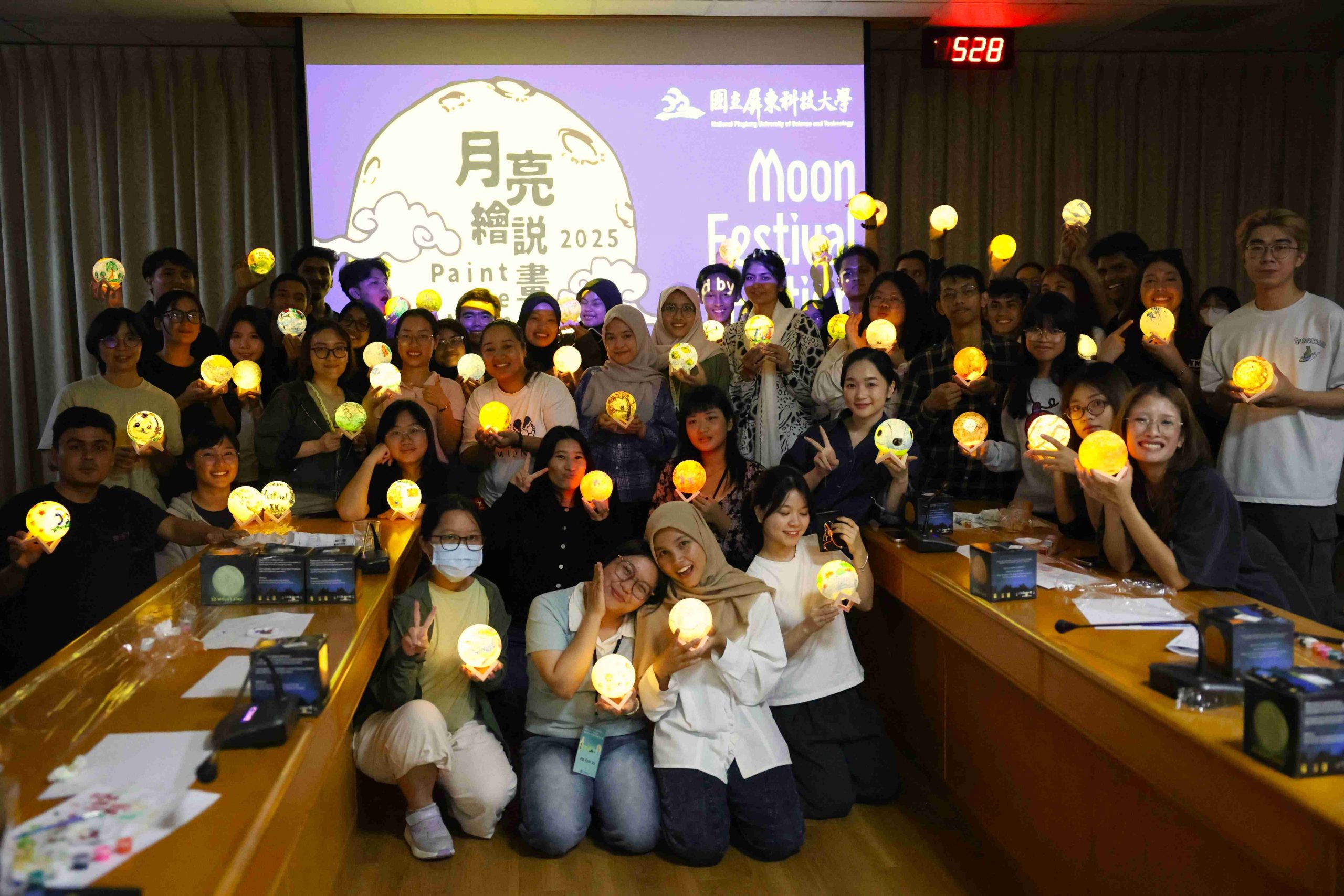 “The Moon Tells a Story” Lantern Painting Event Promotes Mid-Autumn Festival Cross-Cultural Exchange